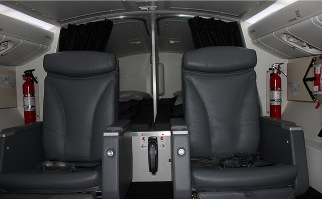 Giường ngủ nằm ngay phía sau ghế của phi công trên những chiếc Boeing 777 của Air New Zealand.