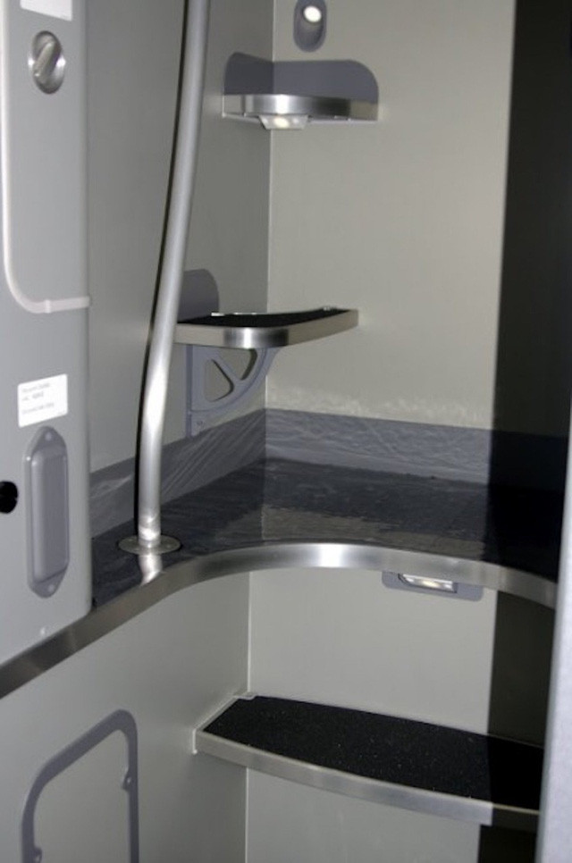 Phi công trèo lên chỗ ngủ qua các bậc thang nhỏ được thiết kế kín đáo, tránh xa tầm quan sát của hành khách.