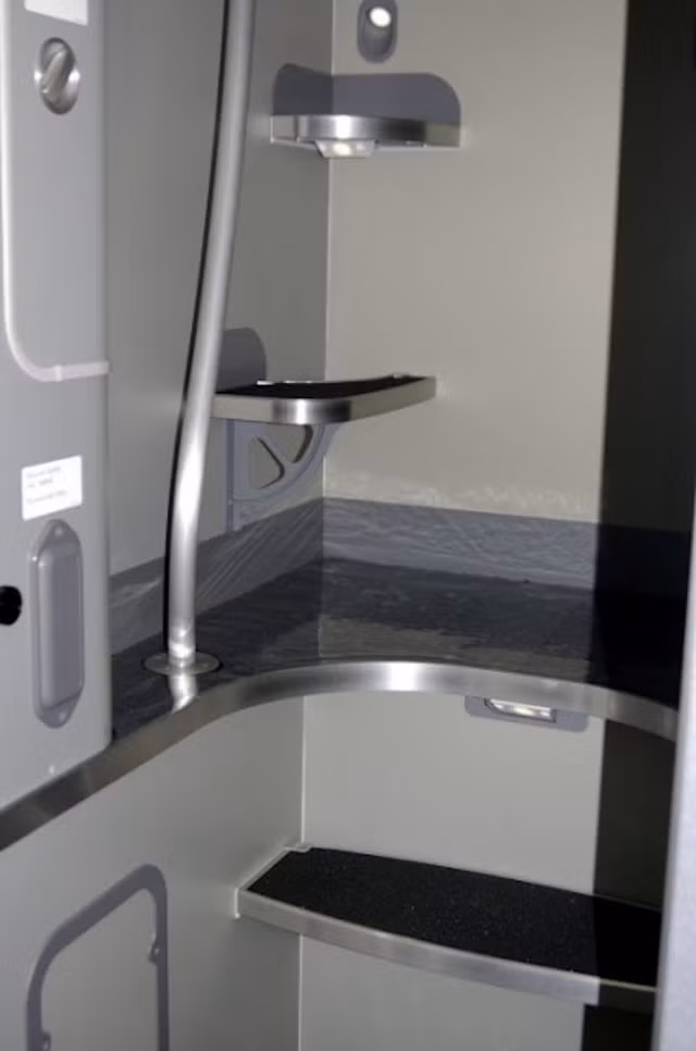 Phi công trèo lên chỗ ngủ qua các bậc thang nhỏ được thiết kế kín đáo, tránh xa tầm quan sát của hành khách.