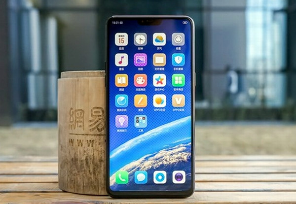 Oppo R15 tiêu chuẩn có giá khoảng 470USD còn phiên bản Pro có giá 517USD, phiên bản có mặt sau bằng gốm có giá 549USD.