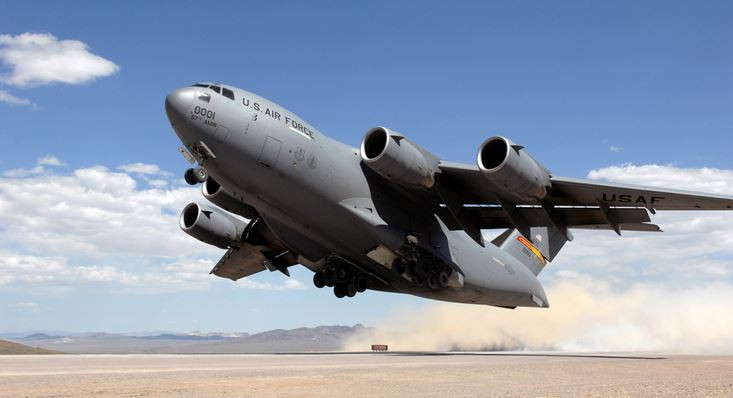 Boeing C-17 Globemaster III là mẫu máy bay vận tải quân sự cỡ lớn được phát triển cho Không lực Hoa Kỳ. Máy bay có chiều dài thân 53 m, sải cánh rộng 51,75 m, chiều rộng khoang hàng 5,5 m, cao tối đa 4,6 m. Nguồn ảnh: Trendrr.