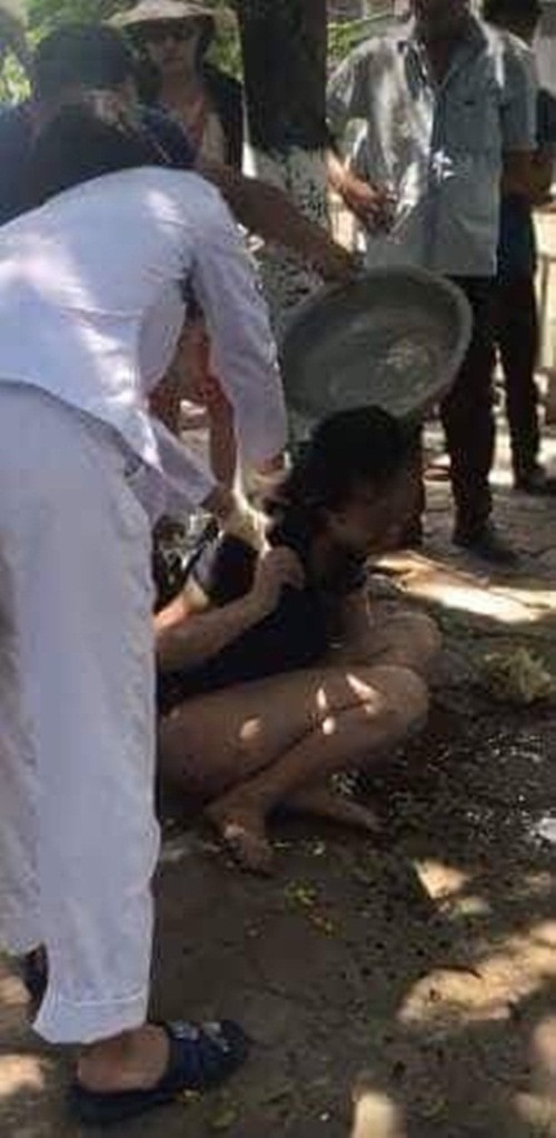 Nạn nhân được cứu vớt lên bờ an toàn.