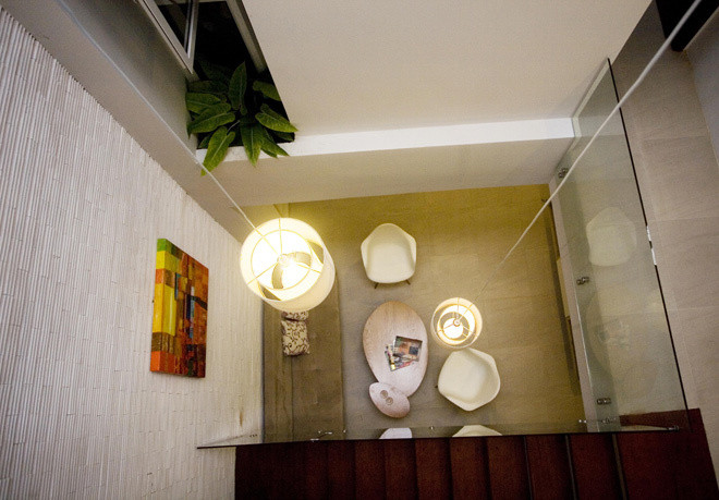 Đèn trang trí thả trần tăng thêm sự uyển chuyển, mềm mại cho không gian phòng khách.