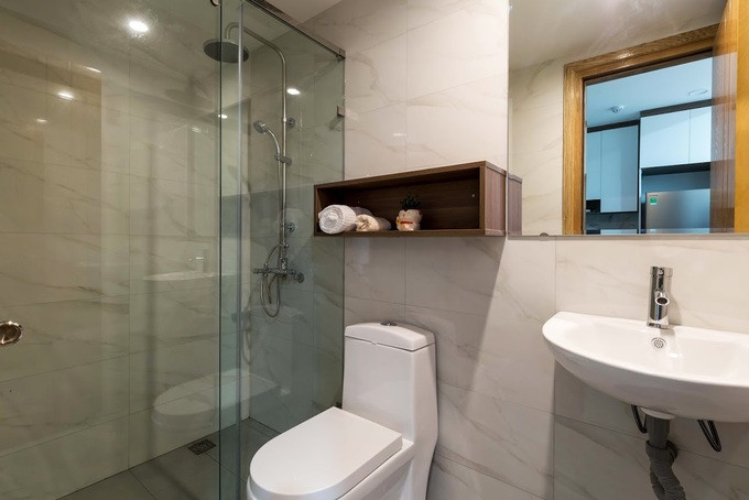 Bên cạnh việc sử dụng chất liệu, việc lấy ánh sáng cho phòng tắm cũng được kiến trúc sư lưu tâm.