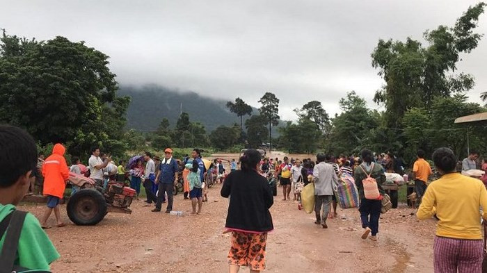 Cũng do ảnh hưởng của vụ vỡ đập thủy điện Xe Pian-Xe Namnoy, các công nhân của công ty Hoàng Anh Gia Lai (HAGL) đã bị cô lập. Ảnh: Xai Kommasith.