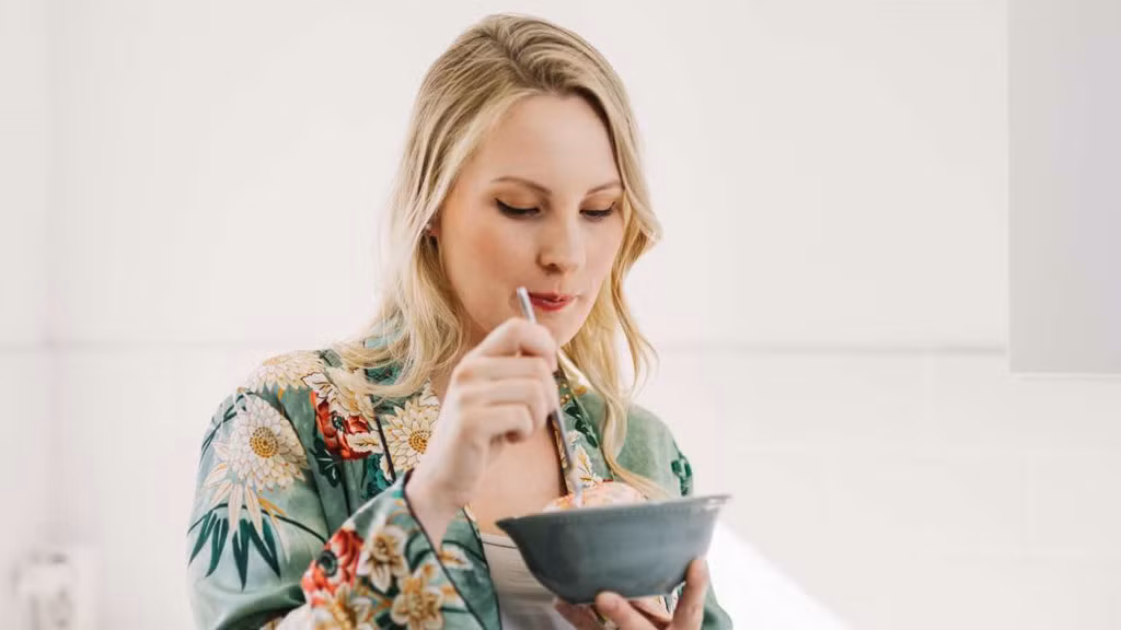  Nếm thử kem - Thu nhập ước tính hàng năm: 40.000 - 100.000 USD Không phải ai cũng biết rằng có những người được trả số tiền lớn chỉ để ăn thử kem trước khi sản phẩm đó được đưa ra thị trường. Những người làm công việc này có thể được gọi bằng những cái tên khác như chuyên gia vị giác, nhà khoa học thực phẩm hay chuyên gia hương vị. Họ phải nếm thử các mẫu kem với các tiêu chí đánh giá về hình thức, mùi, vị và kết cấu của kem.