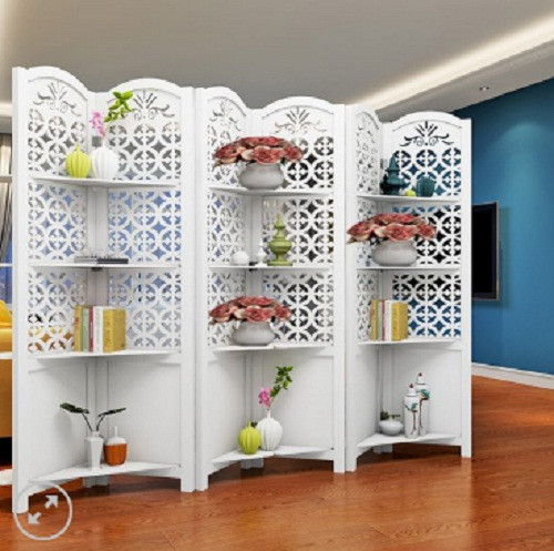 Vách ngăn họa tiết tròn kết hợp kệ để đồ tam giác tiện dụng. Ảnh: Dogovanha.