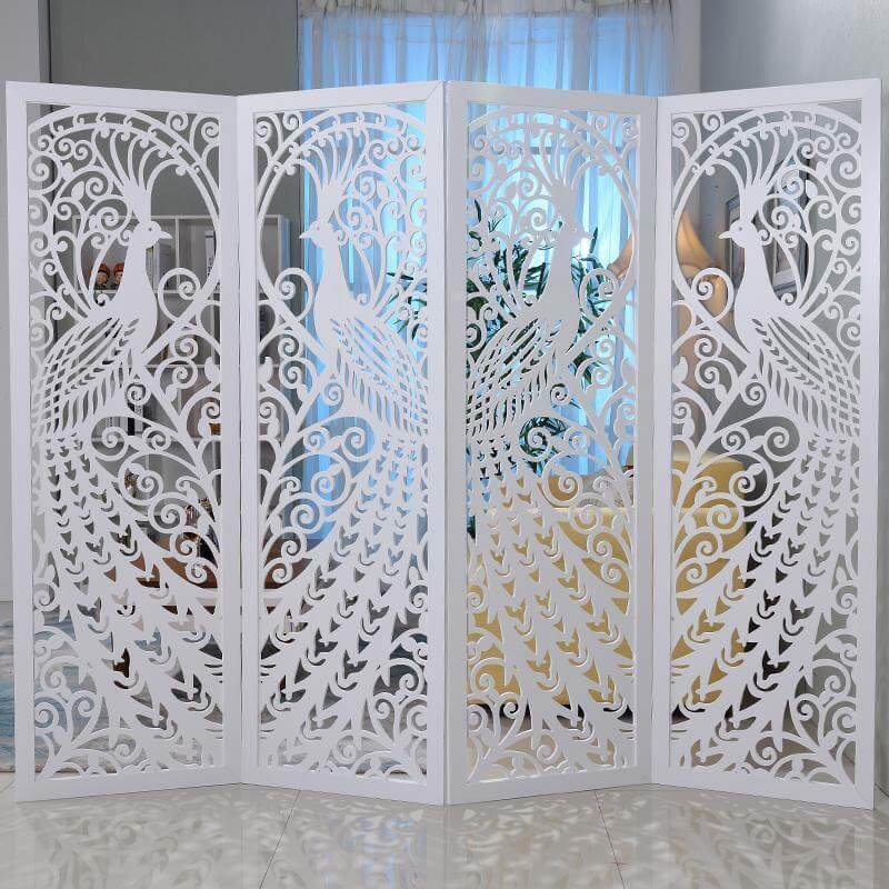 Vách ngăn phòng họa tiết con công uốn lượn đẹp mắt. Ảnh: Gabi.