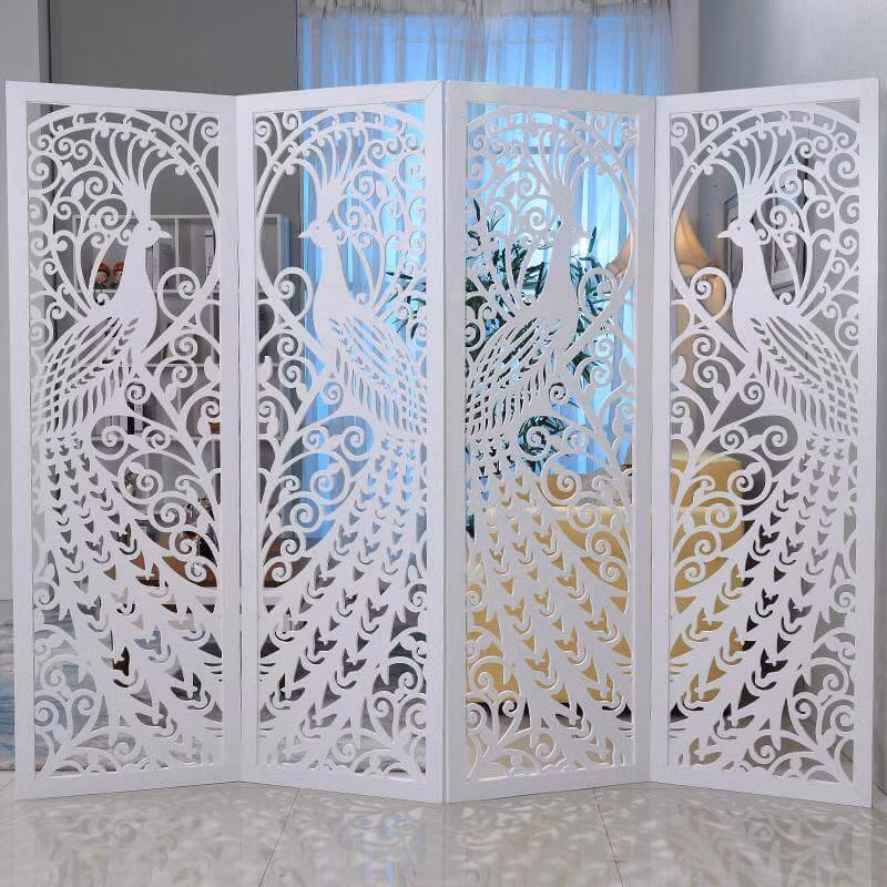 Vách ngăn phòng họa tiết con công uốn lượn đẹp mắt. Ảnh: Gabi.