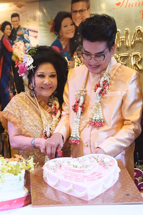 MC Thanh Bạch cho biết: "Trước giờ đố ai được đứng gần chụp ảnh với cô ấy, ngay cả Phi Nhung, Quang Lê, Minh Tuyết... cũng không được lại gần. Còn bây giờ, lúc nào cô ấy cũng sẵn sàng cười, bất kỳ ai tới chụp ảnh cũng đồng ý. Đi với tôi từ Nam ra Bắc, cô ấy vẫn có thể ngồi ăn cháo lòng ngay quán ven đường. Ăn một cách tự nhiên ngon lành, chỉ khi hình ảnh được ai đó cho lên mạng người ta cứ ngỡ ngàng không hình dung được tại sao một bà trùm Thuý Nga danh tiếng lại có thể bình dân như thế. Tất cả từ tình yêu mà ra, vì khi có tình yêu, người ta có thể cười nói vô tư với những điều tưởng chừng như không tưởng".