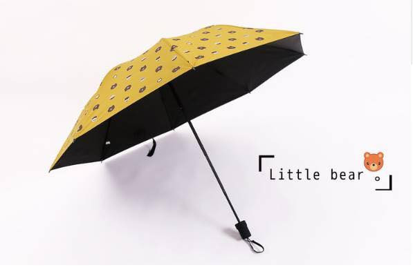 Những chiếc ô có nhiều màu sắc bắt mắt, giá trên dưới 100.000 tùy loại. Ảnh: Facebook.