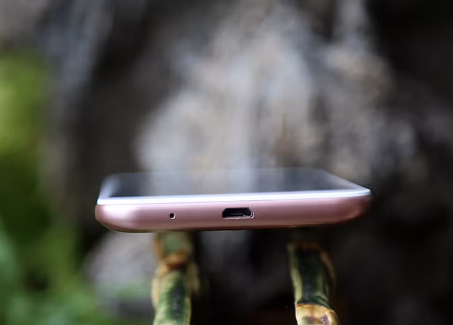 Cổng sạc microUSB ở cạnh dưới.