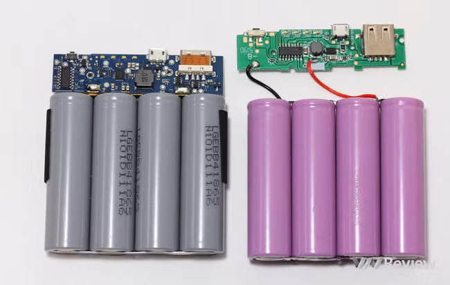 Khi mở hộp pin dự phòng, pin chính hãng được bọc bởi một lớp nilon mềm chống xước, còn hàng nhái thì thường là làm bằng nilon cứng. Ảnh: Vnreview.