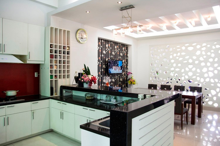 Khu vực bếp ngăn cách với gara để xe bằng vách ngăn 3D.