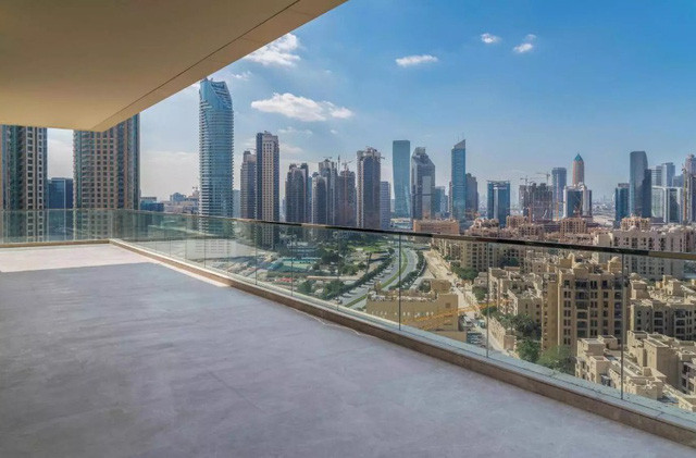 Ban công riêng rộng lớn, có thể thoải mái thưởng thức khí trời và khung cảnh thành phố tuyệt đẹp.