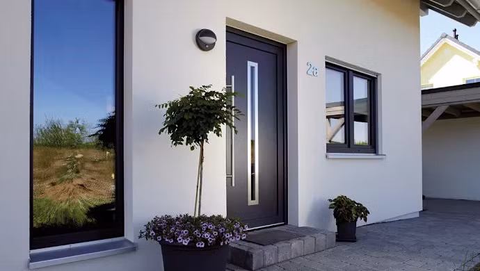 Khác với thiết kế cửa cổ điển cầu kỳ, mẫu cửa gỗ đường viền kim loại mang đậm nét hiện đại theo phong cách tối giản. Ảnh: Fingerhaus.