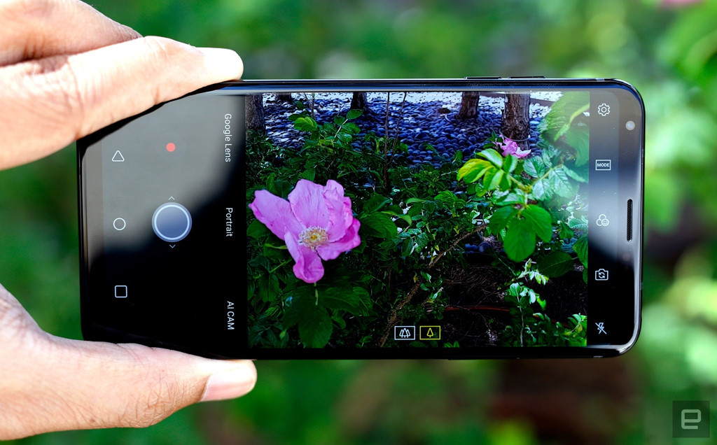 V35 ThinQ không hỗ trợ camera thứ 2 chụp xóa phông như các đối thủ mà vẫn trung thành với camera góc rộng (107 độ). Camera chính của máy có độ phân giải 16 megapixel, khẩu độ f/1.6, giống với G7. Theo Engadget, chất lượng hình ảnh từ camera này không thua kém chiếc Pixel 2 hay Huawei P20 Pro.