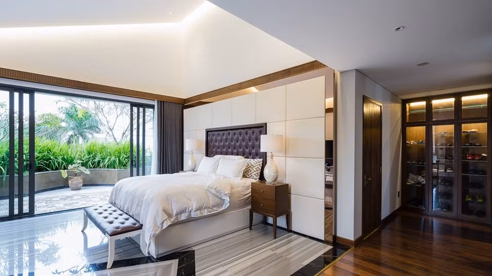 Một phòng ngủ khác có tầm nhìn ra khoảng sân xanh mướt.