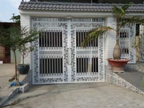 Đây là mẫu cổng biệt thự cầu kỳ thích hợp với gia chủ hướng tới phong cách tinh tế, tỉ mỉ. Hoa văn uốn lượn lấy cảm hứng từ giàn cây leo trổ hoa rực rỡ. Ảnh: Cuacongcaocap.