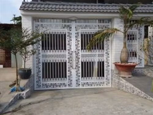 Đây là mẫu cổng biệt thự cầu kỳ thích hợp với gia chủ hướng tới phong cách tinh tế, tỉ mỉ. Hoa văn uốn lượn lấy cảm hứng từ giàn cây leo trổ hoa rực rỡ. Ảnh: Cuacongcaocap.