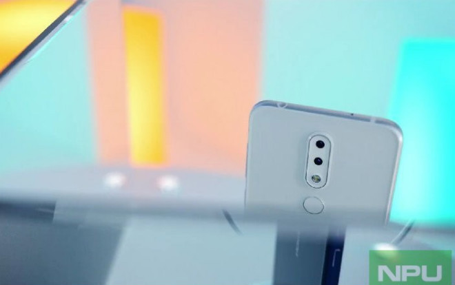 Giao diện màn hình trước của Nokia X6.