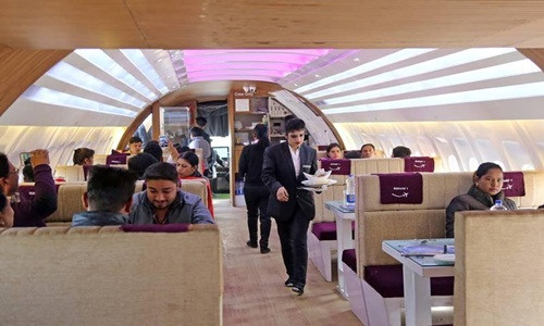 50 nhân viên phục vụ khách mặc trang phục như tiếp viên hàng không và phi hành đoàn để phù hợp với chủ đề máy bay.