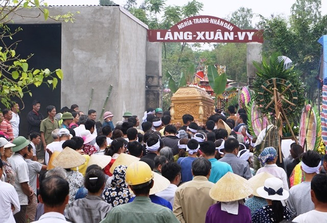 Hàng nghìn người dân xã Hoằng Thanh đến tiễn đưa 3 nạn nhân xấu số. (Ảnh: HT)