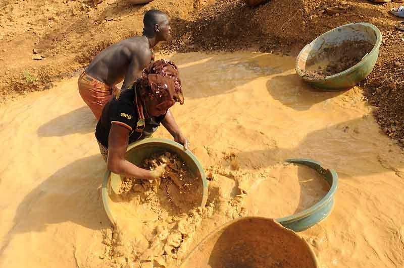 Vài năm gần đây, ngoài dân địa phương còn có sự xuất hiện của hàng nghìn người Trung Quốc đổ về Ghana để đãi vàng. Ảnh: Ghana Live TV.
