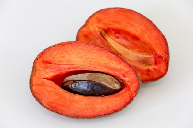 Về hương vị, hồng xiêm ruột đỏ Thái Lan không quá khác biệt so với loại truyền thống. Ảnh: Playbuzz.