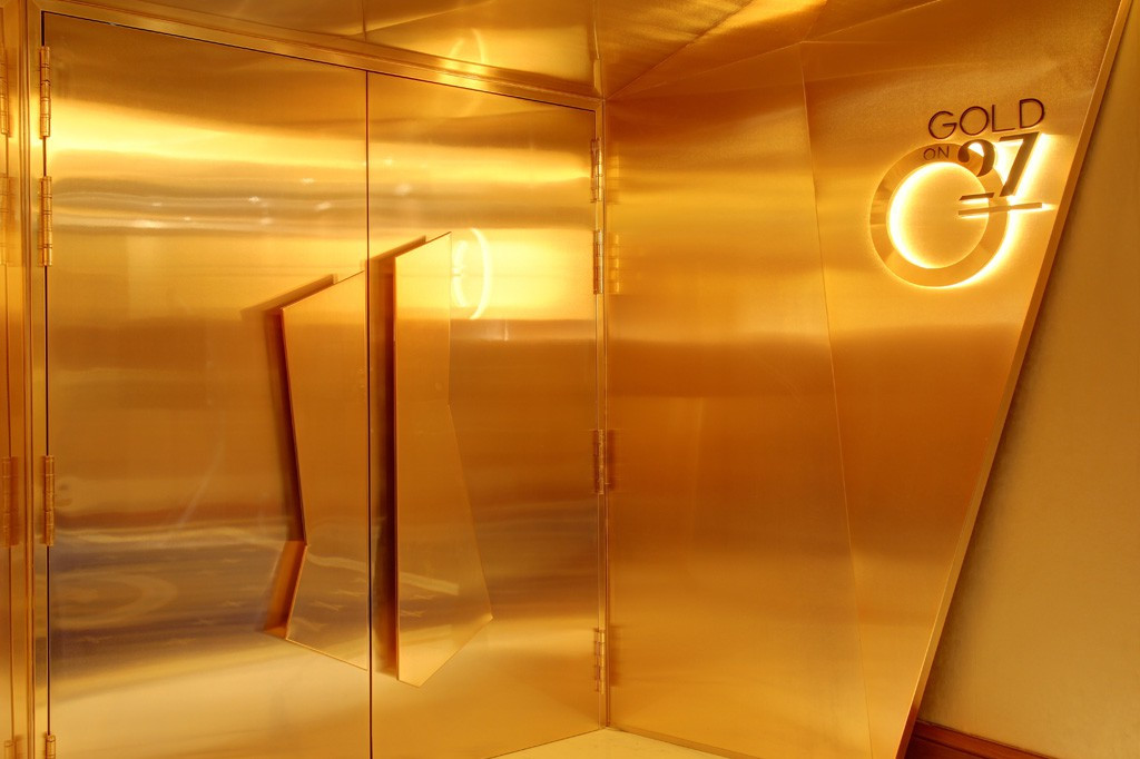 Đáng chú ý nhất là nhà hàng Gold On 27 (nằm trong khách sạn) với toàn bộ nội thất được dát vàng sáng bóng.