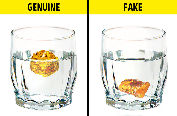 Muốn xác định miếng hổ phách có thật hay không, chỉ cần thả nó vào trong một ly nước muối. Hổ phách giả làm từ nhựa hay nhựa cây tổng hợp sẽ chìm ngay lập tức. Trong khi đó, hổ phách thật sẽ nổi do khối lượng riêng của hổ phách nhỏ hơn nước muối. Nguồn ảnh: Brightside.