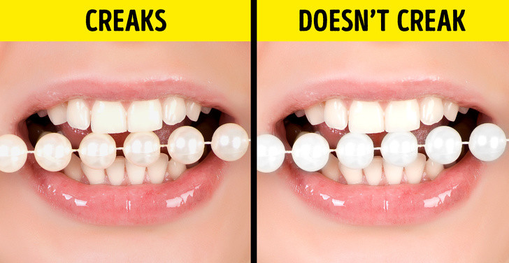 Để phân biệt ngọc trai giả hay thật, bạn có thể kiểm tra bằng răng. Nếu cắn một viên ngọc trai, bạn sẽ cảm thấy rất cứng và rít. Ngọc trai nhân tạo không có tính chất như vậy.