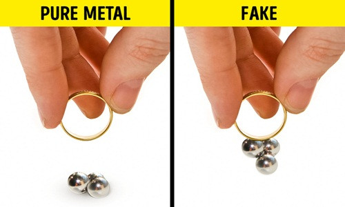 Các loại trang sức giả hoặc mạ vàng thườn có hàm lượng sắt khá cao trong thành phần. Vì vậy, chúng sẽ dễ dàng bị hút bởi nam châm và đây cũng chính là cách nhận diện rất dễ dàng.