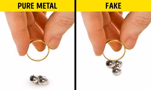 Các loại trang sức giả hoặc mạ vàng thườn có hàm lượng sắt khá cao trong thành phần. Vì vậy, chúng sẽ dễ dàng bị hút bởi nam châm và đây cũng chính là cách nhận diện rất dễ dàng.