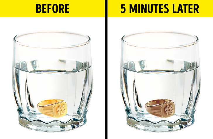 Vàng giả đậm trong giấm rất nhanh. Vì vậy, để kiểm tra một món đồ, bạn nên đổ một chút giấm vào ly và nhúng vật phẩm trong đó khoảng 5 phút.