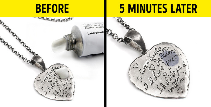 Nếu đồ trang sức bằng bạc thật thì khi bôi thuốc mỡ sulfuric, nơi đó sẽ trở thành màu xanh đậm. Sau đó, bạn có thể lau đi dễ dàng.