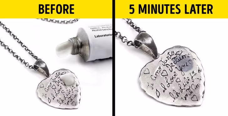 Nếu đồ trang sức bằng bạc thật thì khi bôi thuốc mỡ sulfuric, nơi đó sẽ trở thành màu xanh đậm. Sau đó, bạn có thể lau đi dễ dàng.