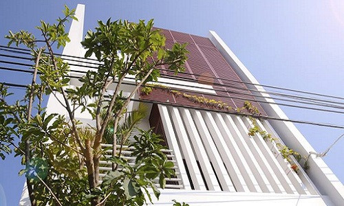 Mong muốn của gia chủ là một không gian sống hướng nội, ngập tràn ánh sáng thiên nhiên và tận dụng gió mát từ biển. Vì vậy, giải pháp của nhóm kiến trúc sư Chơn.a là mặt đứng gồm 2 lớp linh động. Đầu tiên là hệ lam với mật độ dày thưa khác nhau tùy vào không gian bên trong. Lớp thứ hai là cửa kính lùi vào trong.