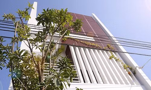 Mong muốn của gia chủ là một không gian sống hướng nội, ngập tràn ánh sáng thiên nhiên và tận dụng gió mát từ biển. Vì vậy, giải pháp của nhóm kiến trúc sư Chơn.a là mặt đứng gồm 2 lớp linh động. Đầu tiên là hệ lam với mật độ dày thưa khác nhau tùy vào không gian bên trong. Lớp thứ hai là cửa kính lùi vào trong.