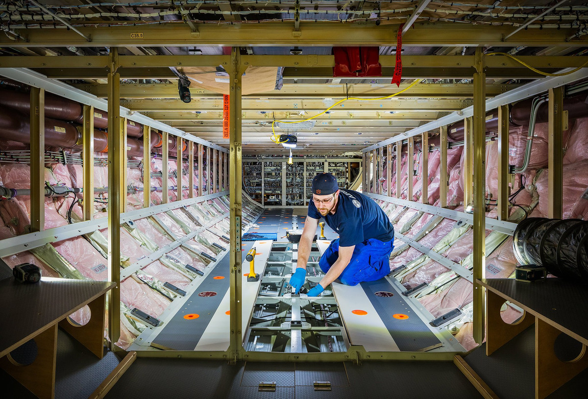 Người thợ tiến hành lắp phần khoang để hàng hóa.