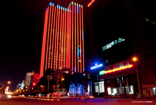 Được ưu ái gọi là "trái tim" của TP HCM, tòa nhà cao 163m, gồm 40 tầng. Bên trong tòa nhà có khách sạn Saigon Reverie theo tiêu chuẩn 6 sao. Trên nóc khách sạn có bãi đổ trực thăng. Ảnh: Tinmoi.