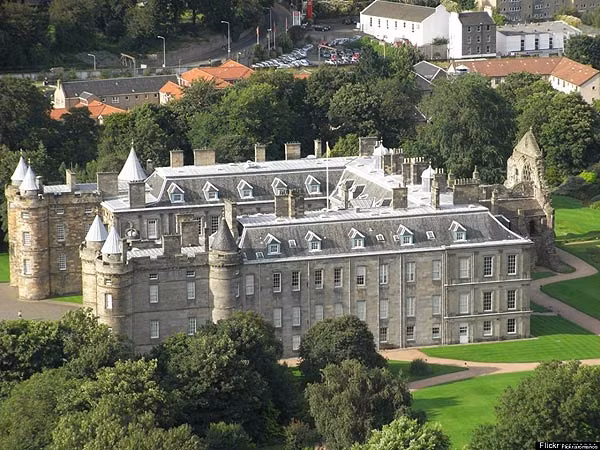 Lâu đài Holyroodhouse ở Edinburgh, Scotland là nơi ở chính thức tại Scotland của Nữ hoàng Elizabeth II. Ảnh: Wiki.