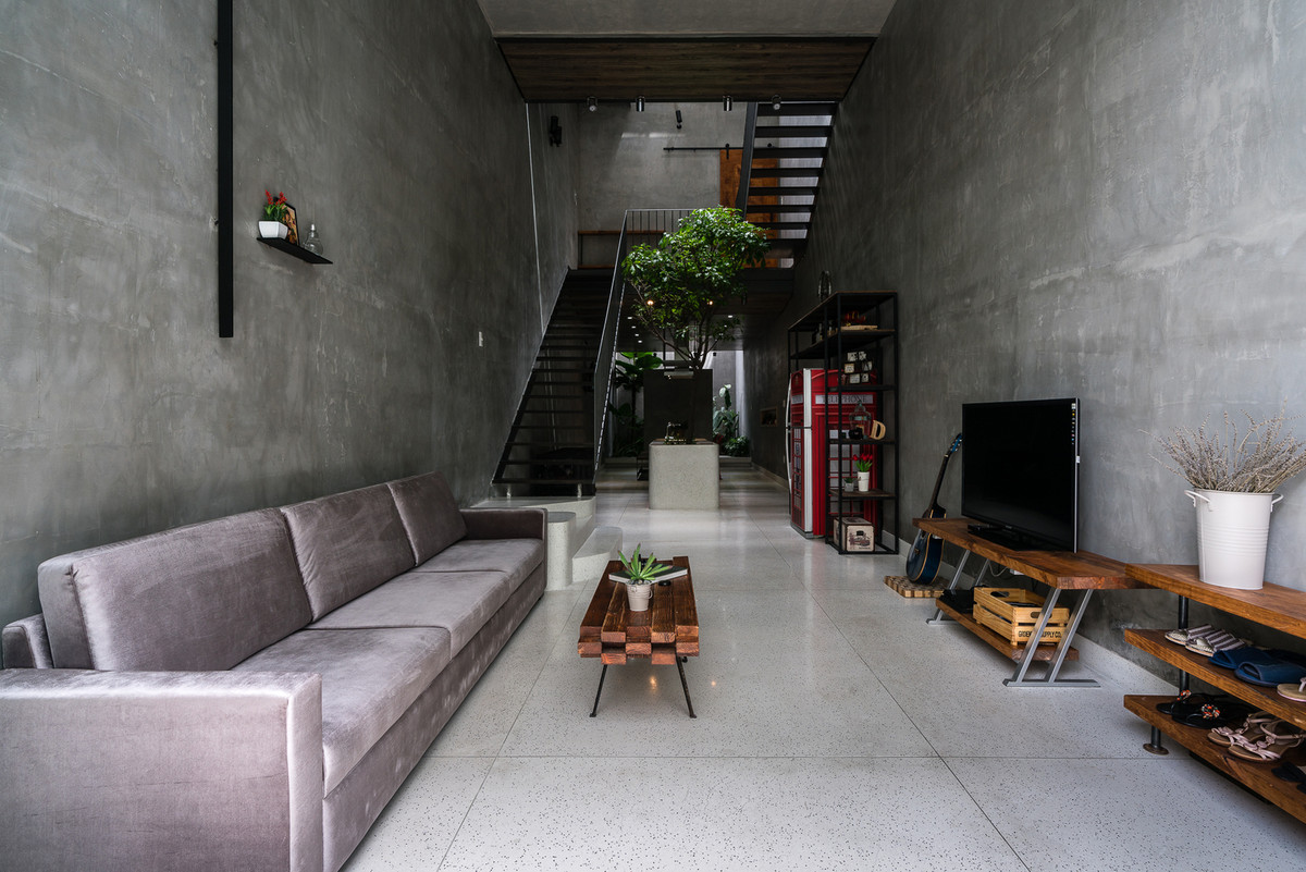 Phòng khách rộng thoáng đón ánh sáng tự nhiên.