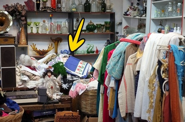 Nghiên cứu cho thấy, việc để quần áo trong một mớ hỗn độn kèm bảng giảm giá có thể kích thích niềm vui của khách hàng khi có cảm giác mua được món hời. Ảnh: Brightside.