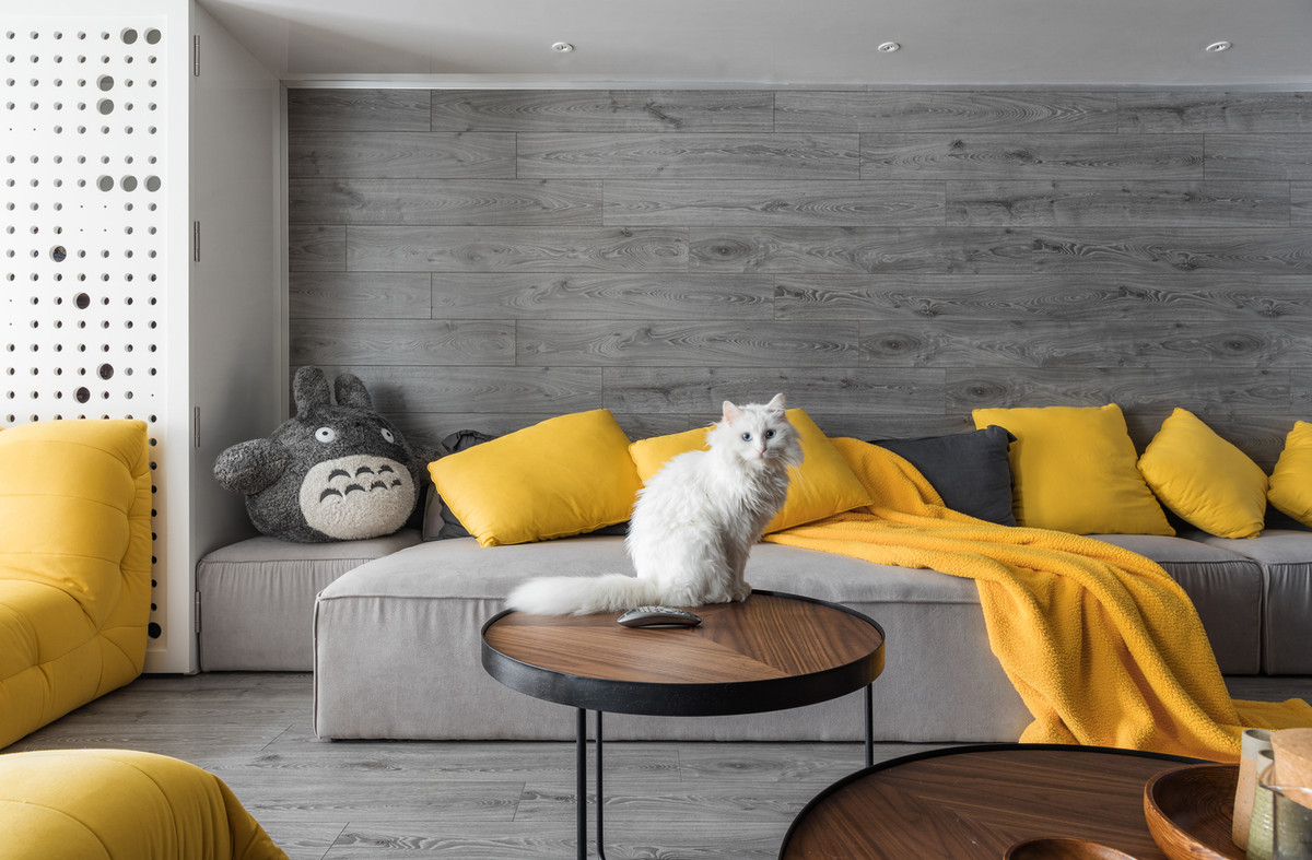 Phòng khách kết hợp phòng ăn với sofa nỉ và các module nhỏ cho sự linh hoạt trong sắp xếp.