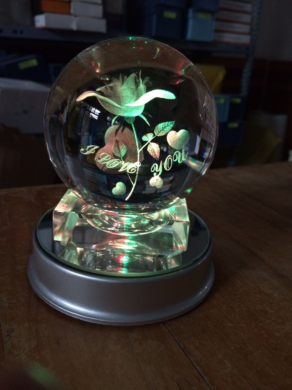 Quả cầu pha lê hoa hồng tượng trưng cho tình yêu vĩnh cửu và trong sáng. Ảnh: IQuatang.