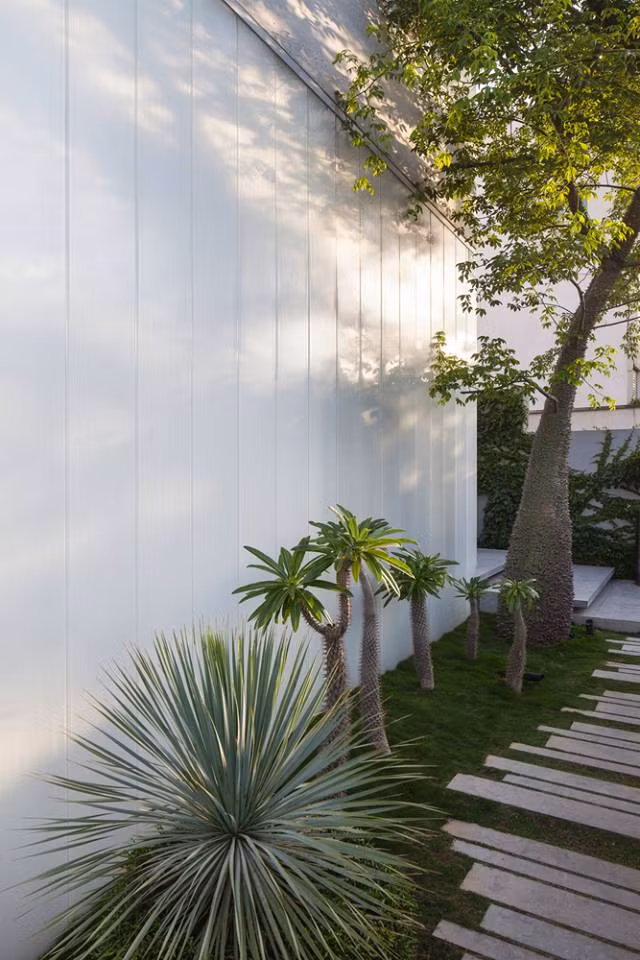 Lối ra sân vườn.