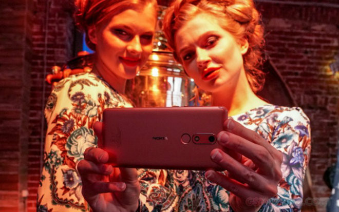 Trong khi camera trước loại 8 MP.