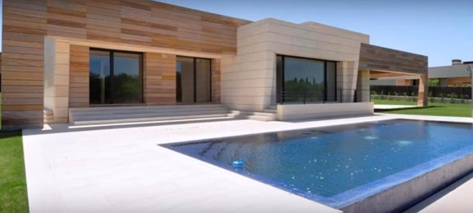 Căn nhà là sản phẩm của nhà thiết kế hàng đầu Joaquin Torres, rộng 1.500 m vuông