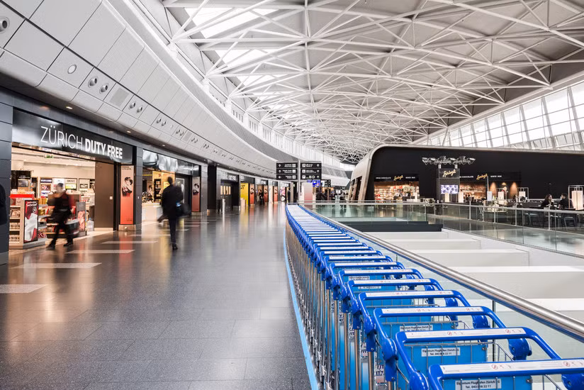 Không chỉ ga đi, cửa hàng miễn thuế còn đặt ở ga đến. Trên đường ra lấy hành lý ký gửi, khách cũng có một khoảng thời gian để dạo qua cửa hàng.